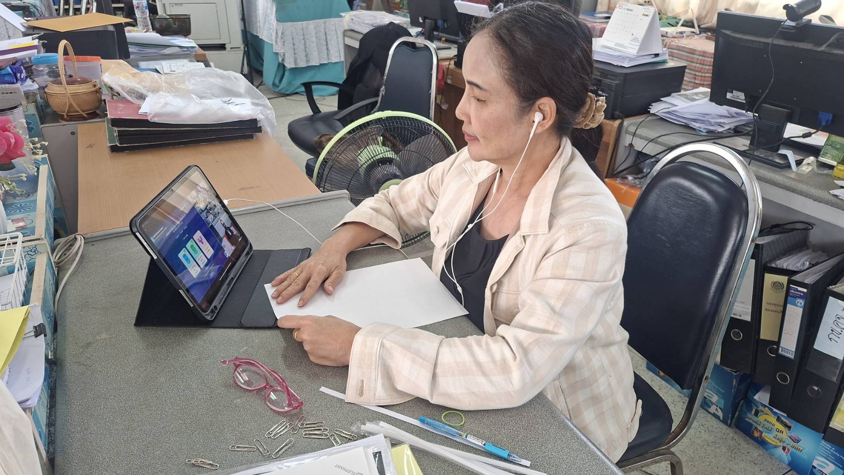 พช.บ้านไผ่ ร่วมประชุมชี้แจงแนวทางการใช้งานระบบ SMART BMN Executive Dashboard (งาน จปฐ.) ผ่านระบบ TV พช.