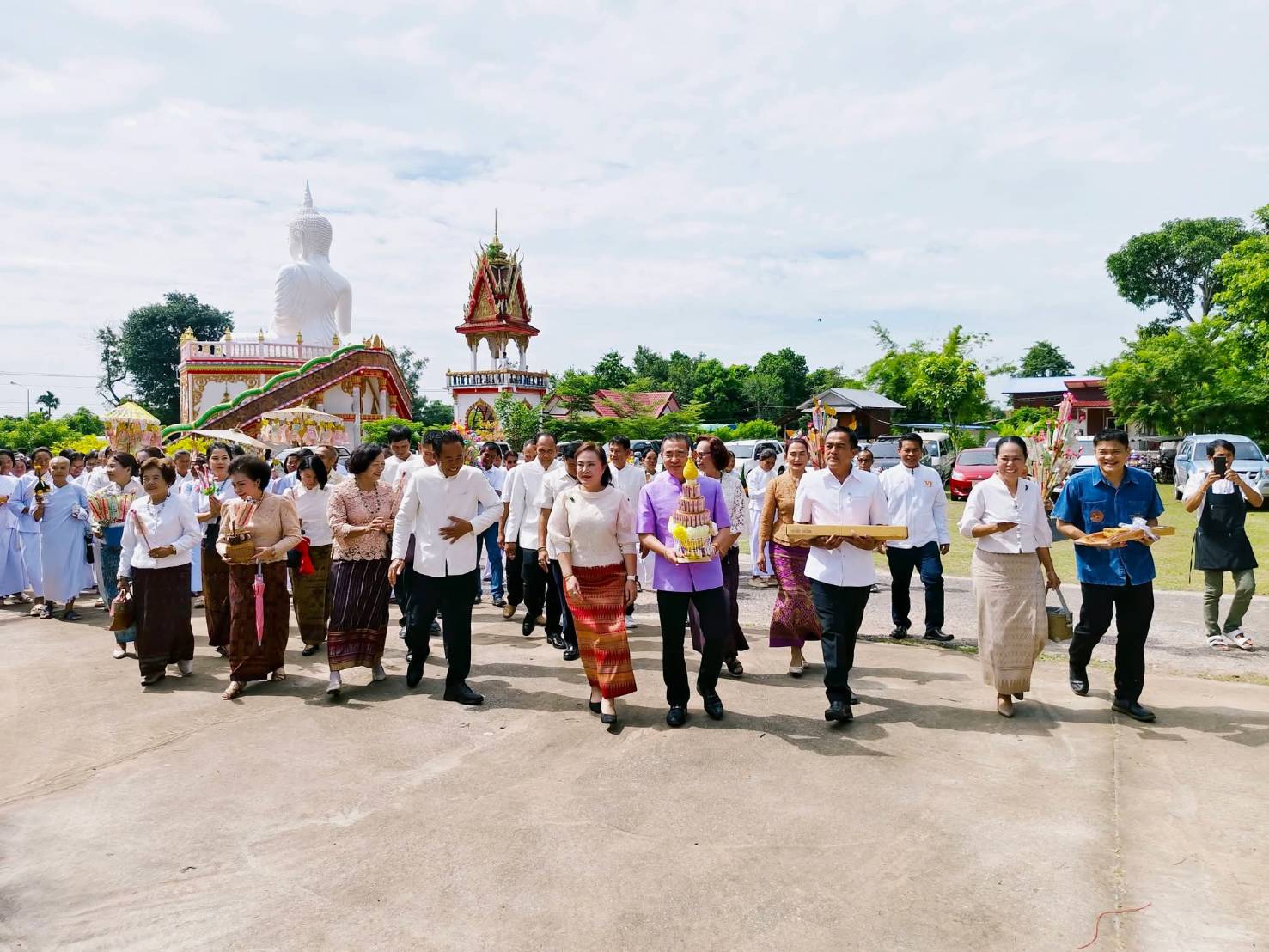  พช.บ้านไผ่ ร่วมกิจกรรมทอดเทียน ( โฮม ) เข้าวัดทำบุญในห้วงเทศกาลเข้าพรรษา